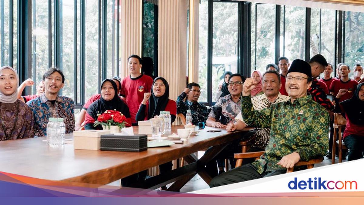 When the Social Minister Holds Halalbihalal with Cleaning Service Staff