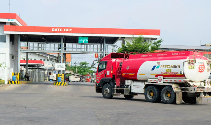 Bahlil Urges Public Not to Hoard Fuel