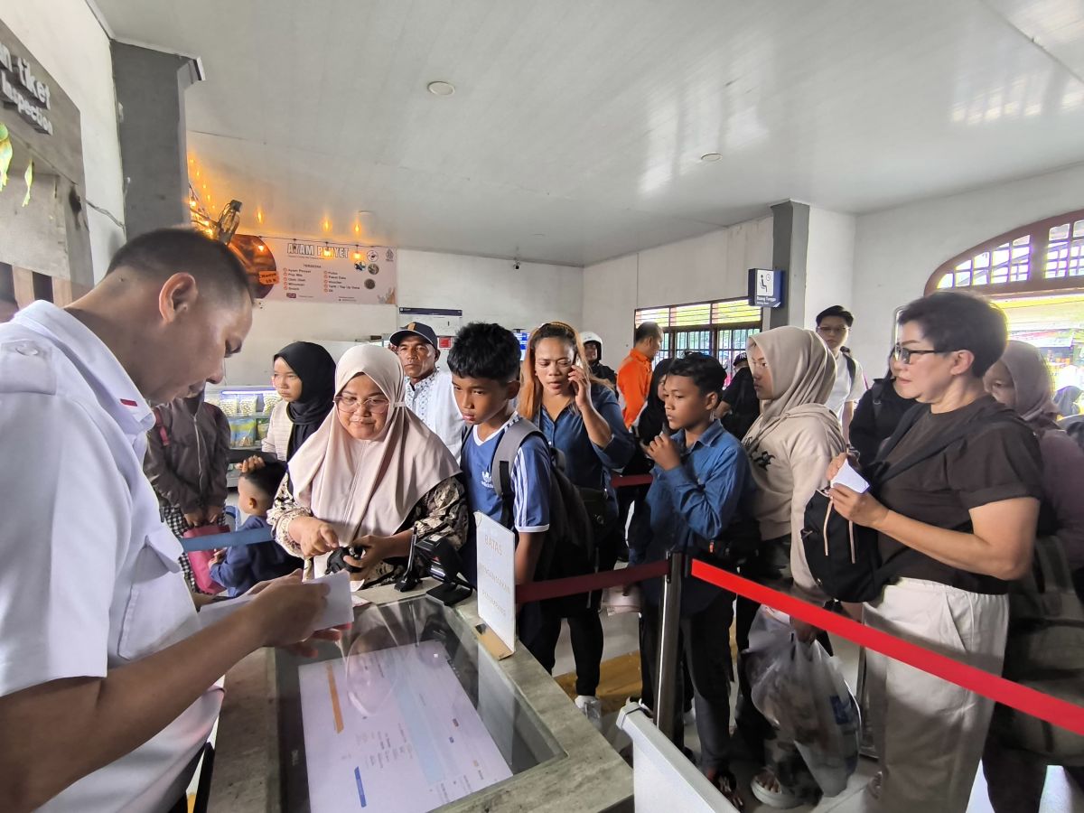 High Passenger Numbers on Trains During Eid Return Flow