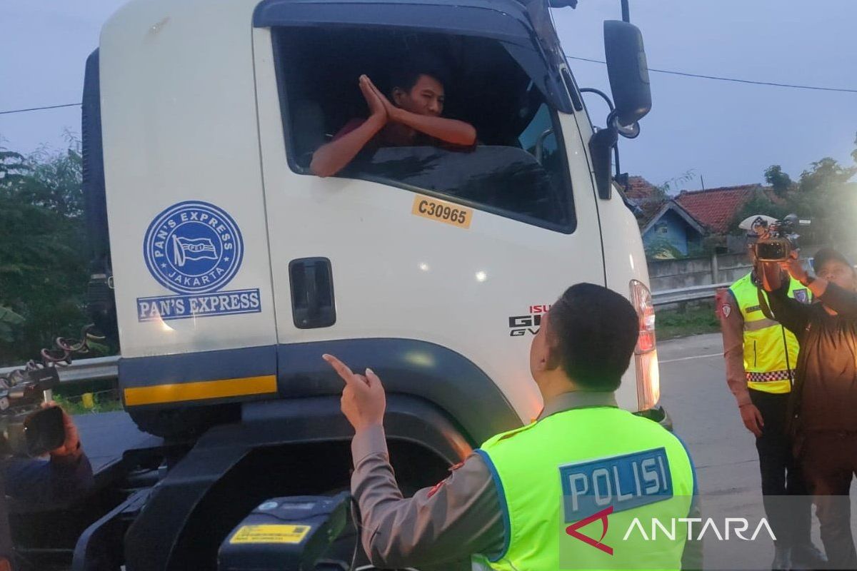 Traffic Corps Chief Directly Reprimands Driver of Three-Axle Truck for Violating Operational Restrictions