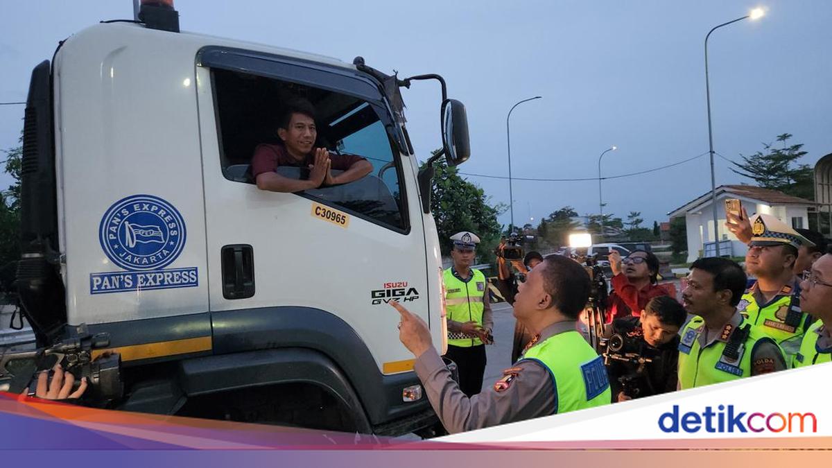 Traffic Chief Turns Back Three-Axle Truck for Smooth Lebaran Return Flow