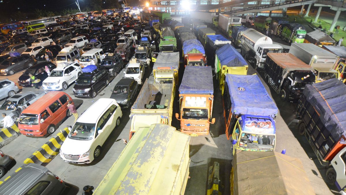 Hundreds of Trucks Trapped in Severe Traffic Jam at Bakauheni, Lampung