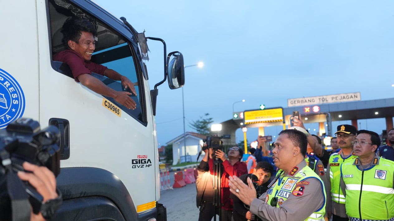 Moment When Traffic Corps Chief Turns Around Three-Axle Vehicle on Pejagan Toll Road That Insisted on Passing During Return Flow