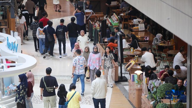 Spending THR: Crowds Flock to Shopping Centres