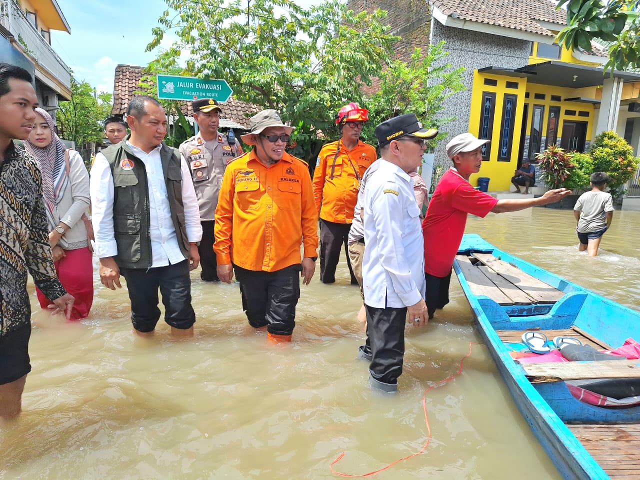 Floods Submerge Kedungringin in Pasuruan, East Java BPBD Team Deploys Rubber Boats to Evacuate Thousands of Residents