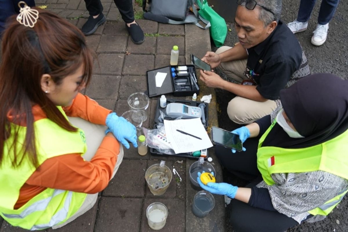 West Jakarta trials Ecotru bacteria to combat water pollution