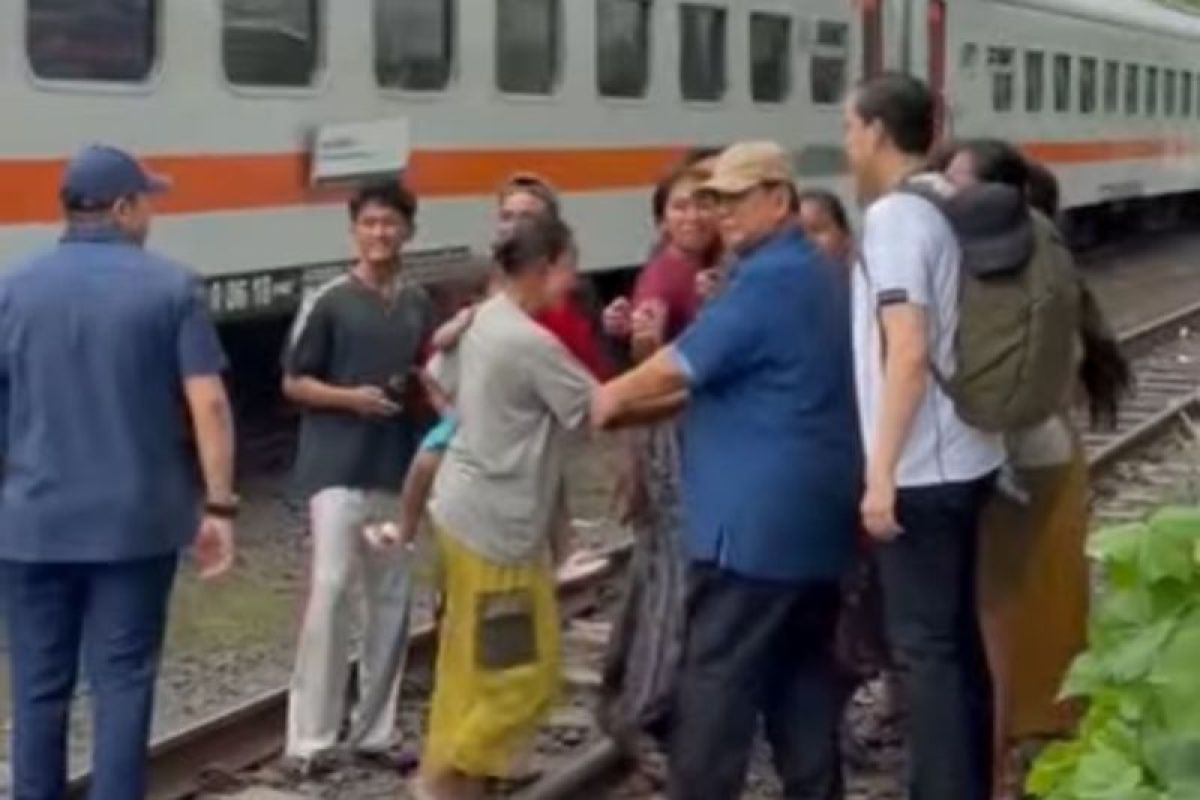 Prabowo inspects Senen railway embankment settlements, prepares decent housing