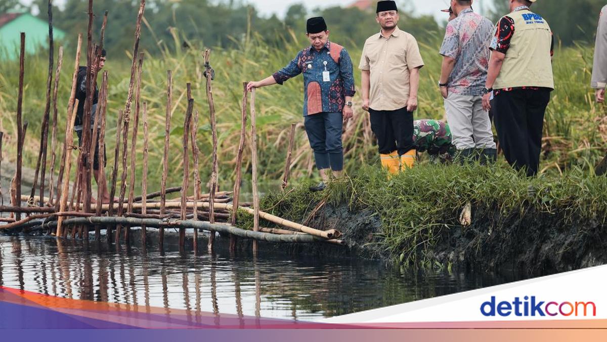 Reviewing Breached Embankment in Pekalongan, Ahmad Luthfi Urges Expedited Handling