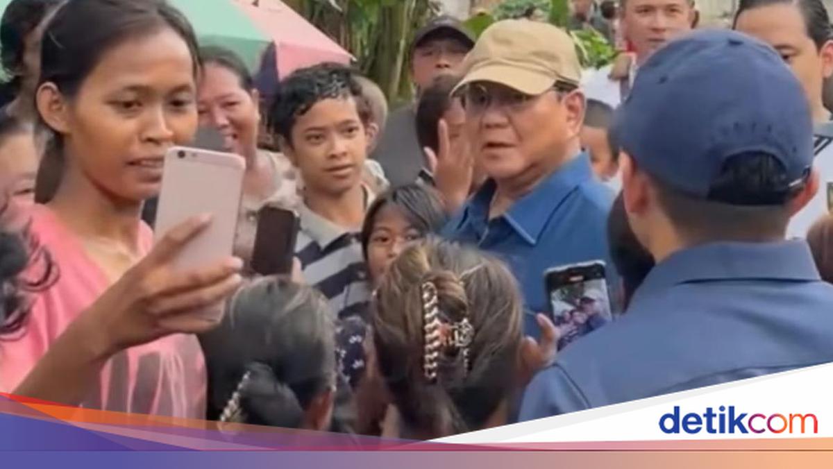 Moment of Prabowo's Informal Visit to Residents' Settlement Along the Senen Railway Tracks