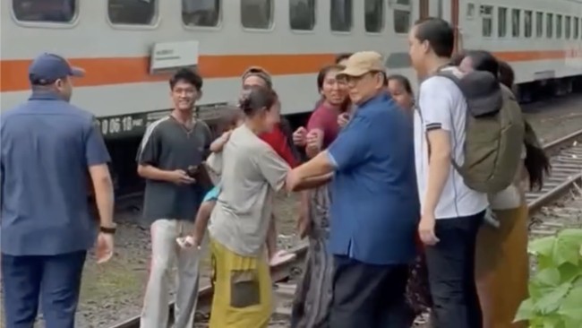 Prabowo Visits Senen Railway Embankment, Vows to Build Decent Housing
