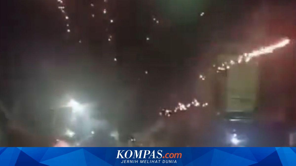 Viral Video of Matraman Residents Targeted with Fireworks by Unknown Persons, Suspected of Inciting Brawl