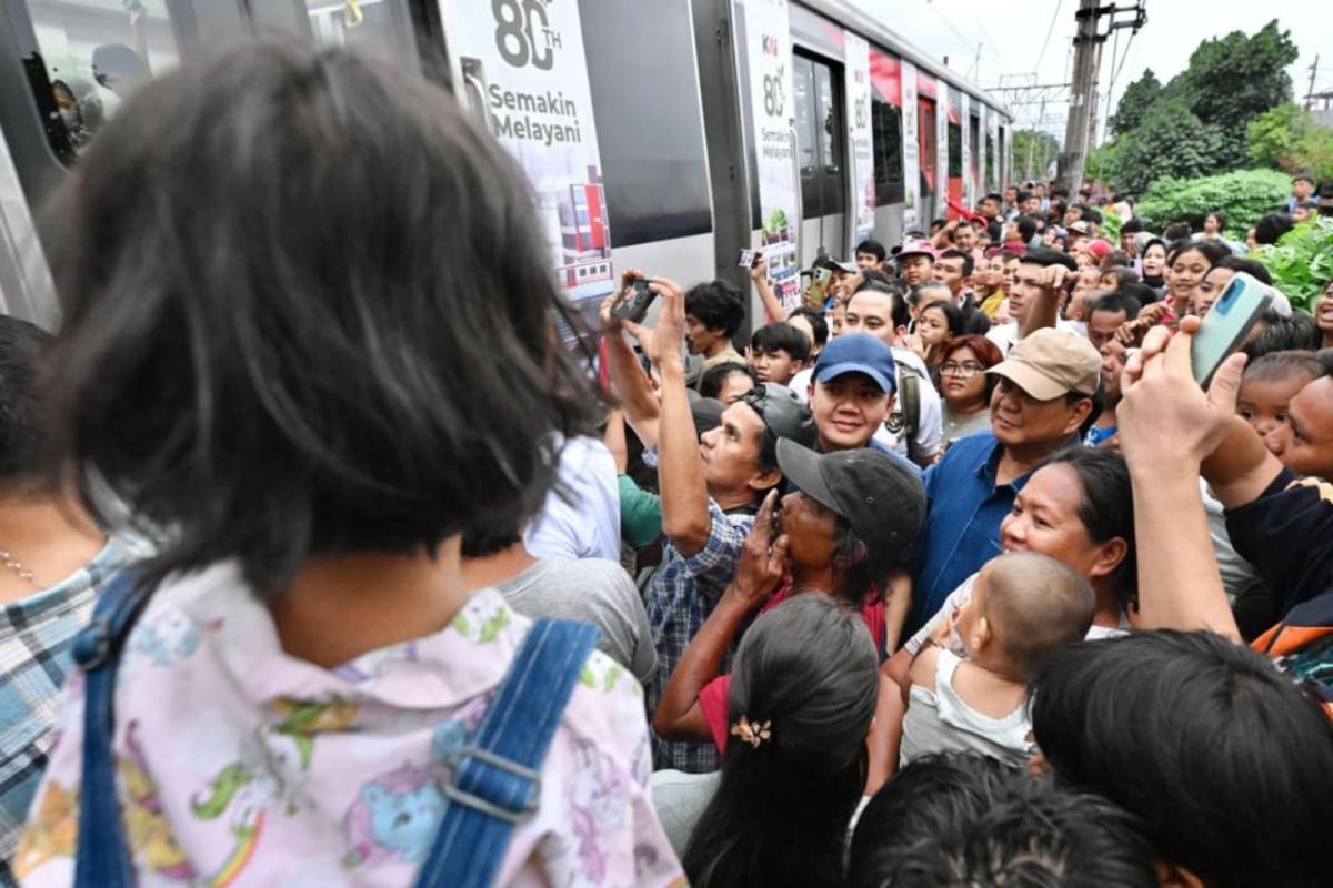 When residents ask Prabowo to step away from the tracks as a train approaches