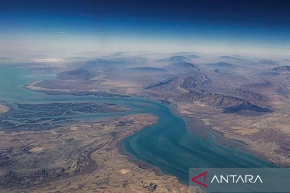 Academic: Crisis in the Strait of Hormuz Disrupts Economic Stability