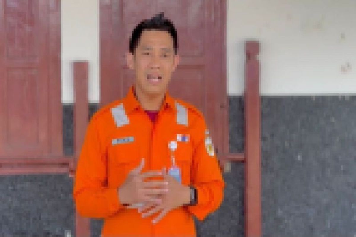 KAI Divre II West Sumatra warns of dangers of activities on railway tracks