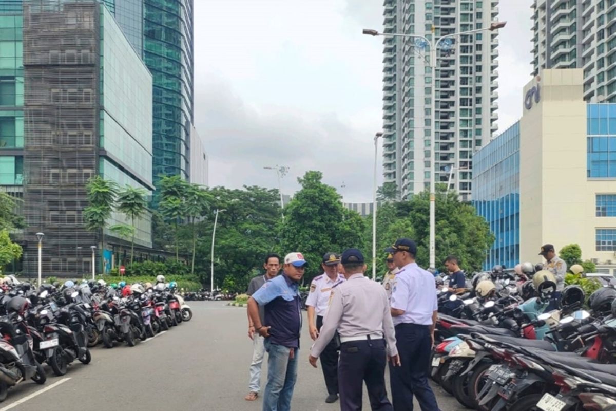 West Jakarta Transportation Sub-District Office reprimands parking attendants for imposing high fees under the guise of THR