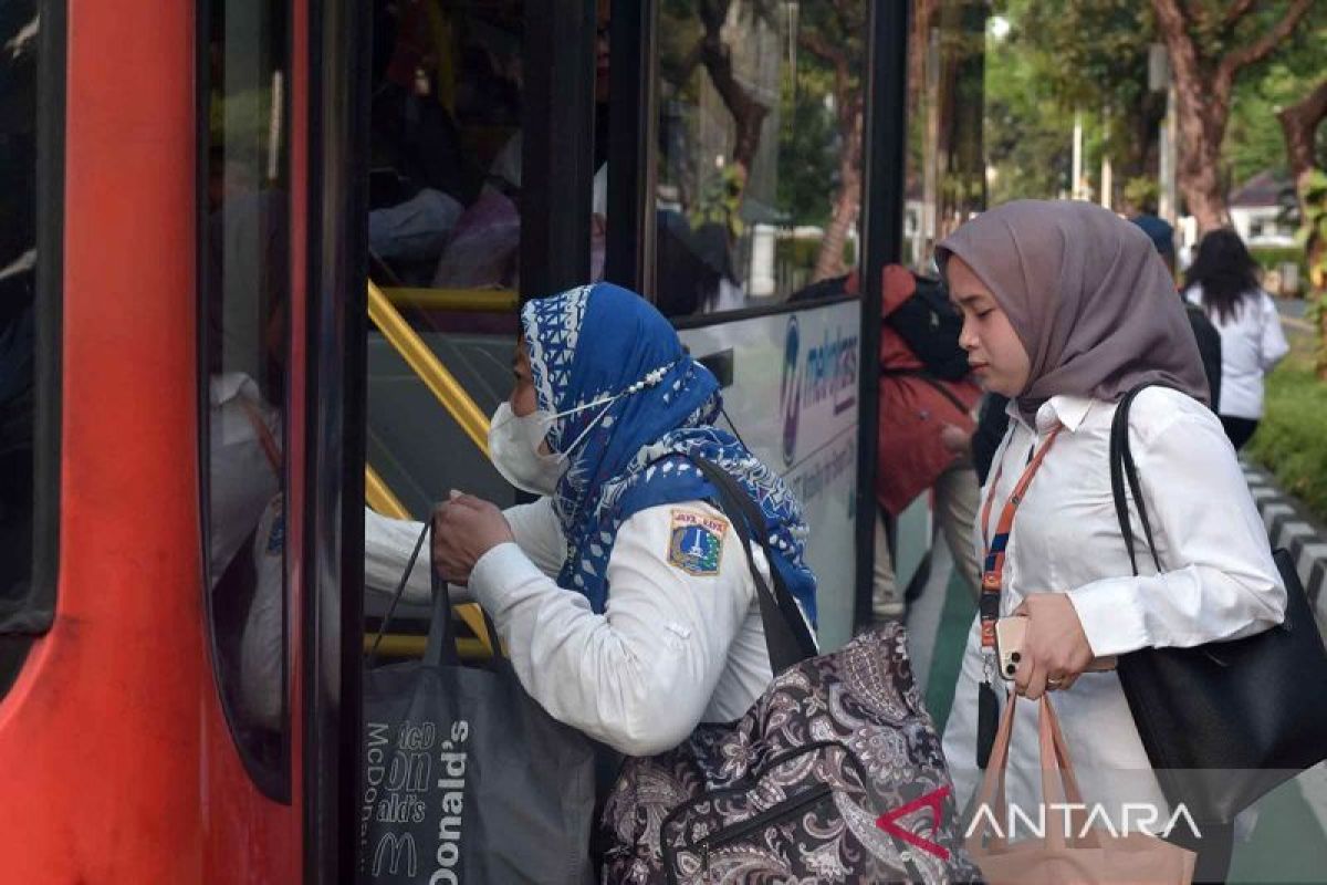 Use of Public Transport for Civil Servants in Jakarta Effectively Reduces Fuel Consumption