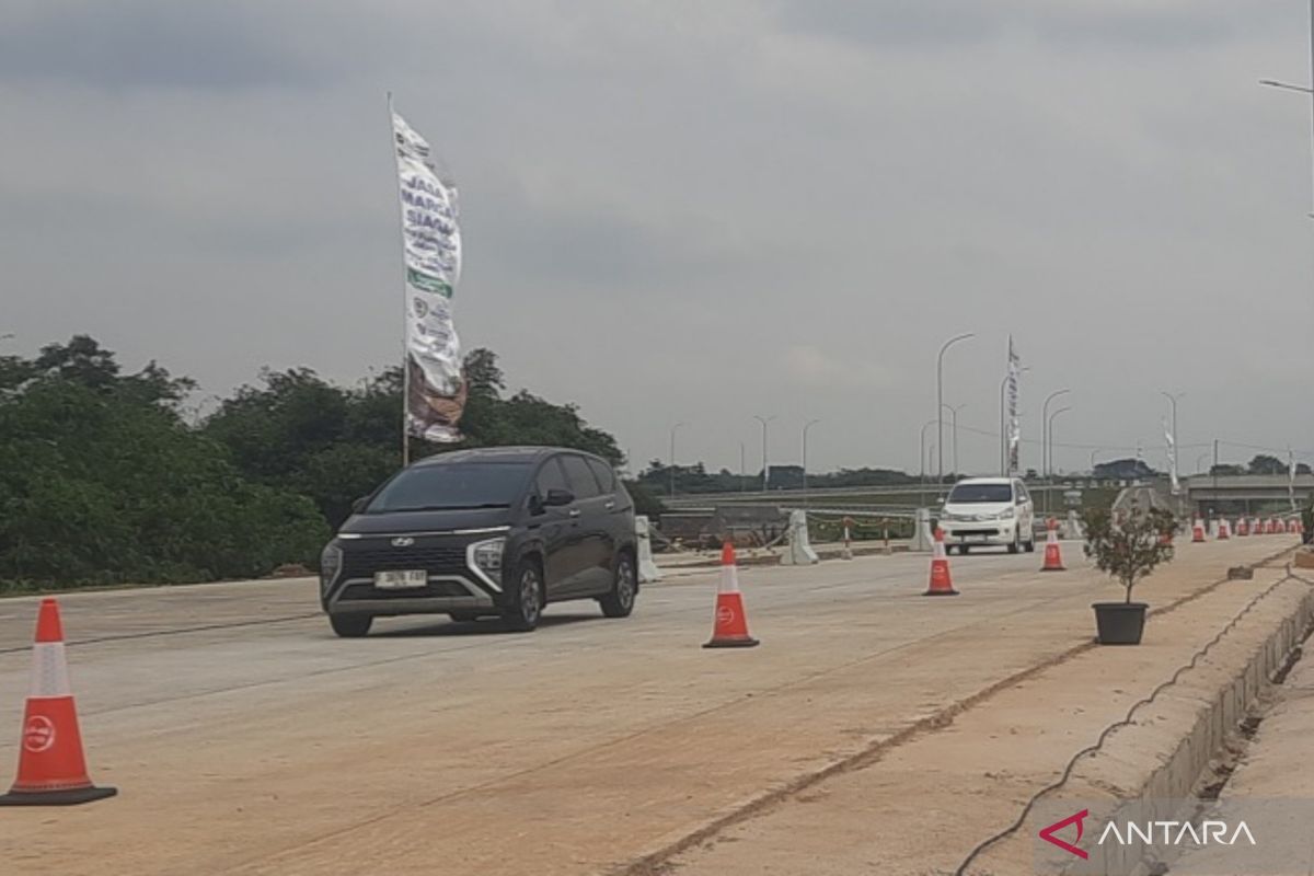 Travellers Enjoy New Experience Crossing the Southern Japek Toll Road