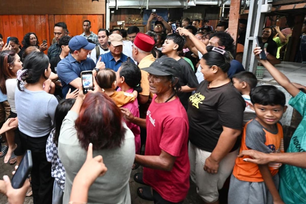 Residents along Senen railway tracks moved by Prabowo's visit