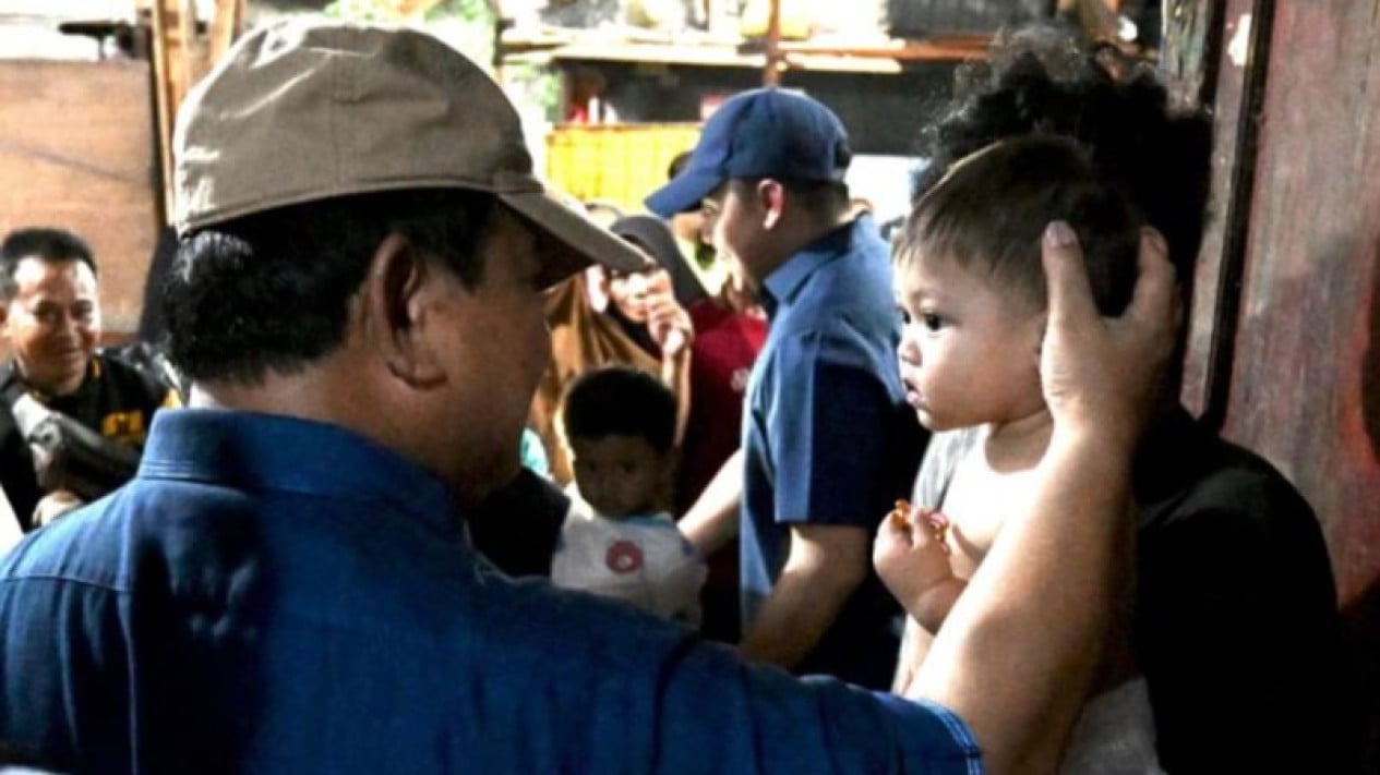 Moment When Prabowo Unexpectedly Visits Residents' Settlement on the Southern Banks of Senen, Locals Excited