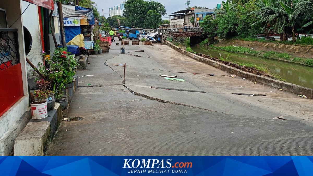 Land Subsidence Causes North Kayu Mas Road in Pulogadung to Collapse