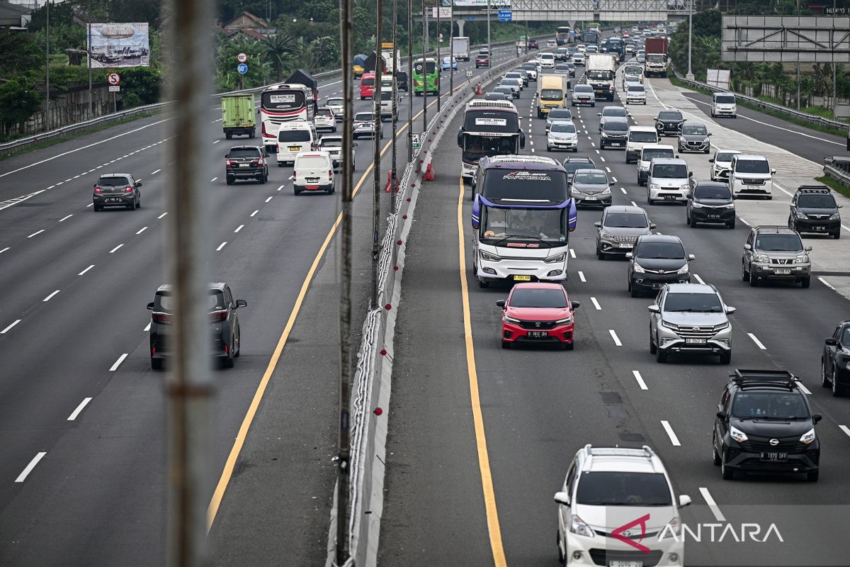 Vehicle volume at Cikatama toll gate rises during toll fare discount