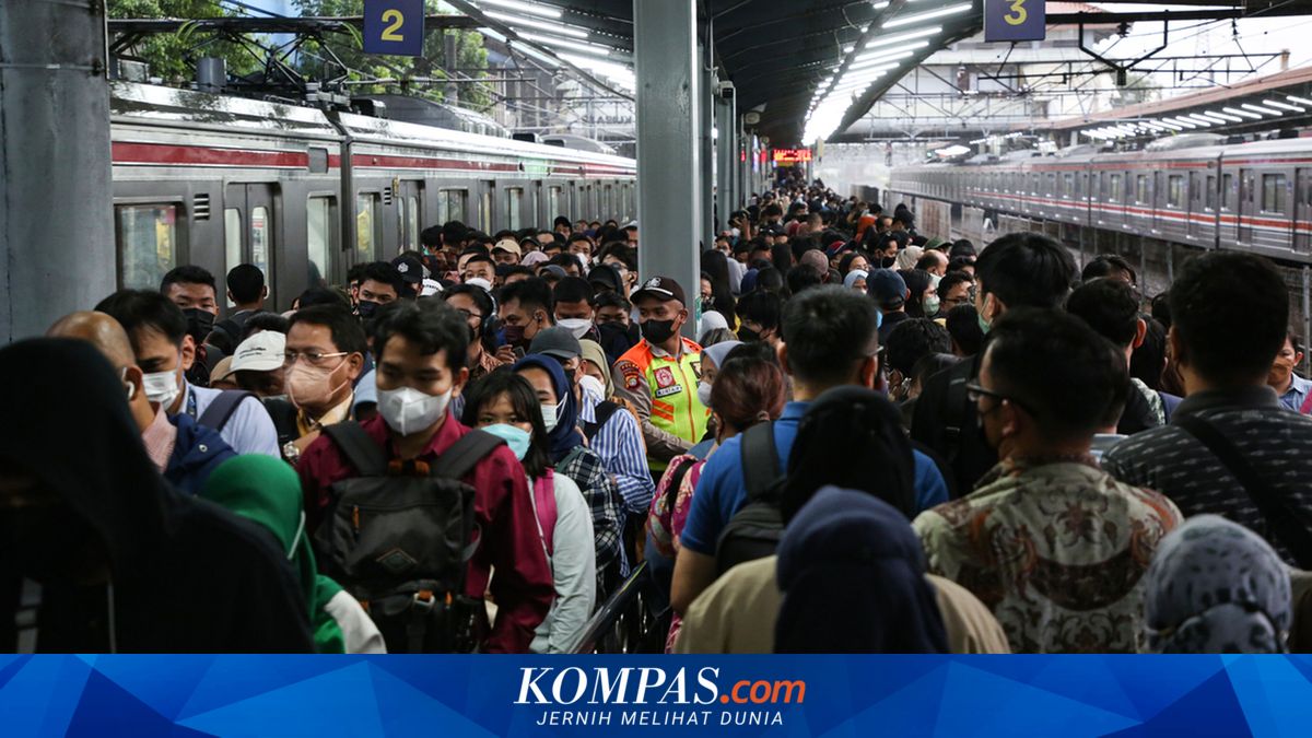 Post-Eid Holiday Ends, Deadlines and City's Fast Pace Await Workers