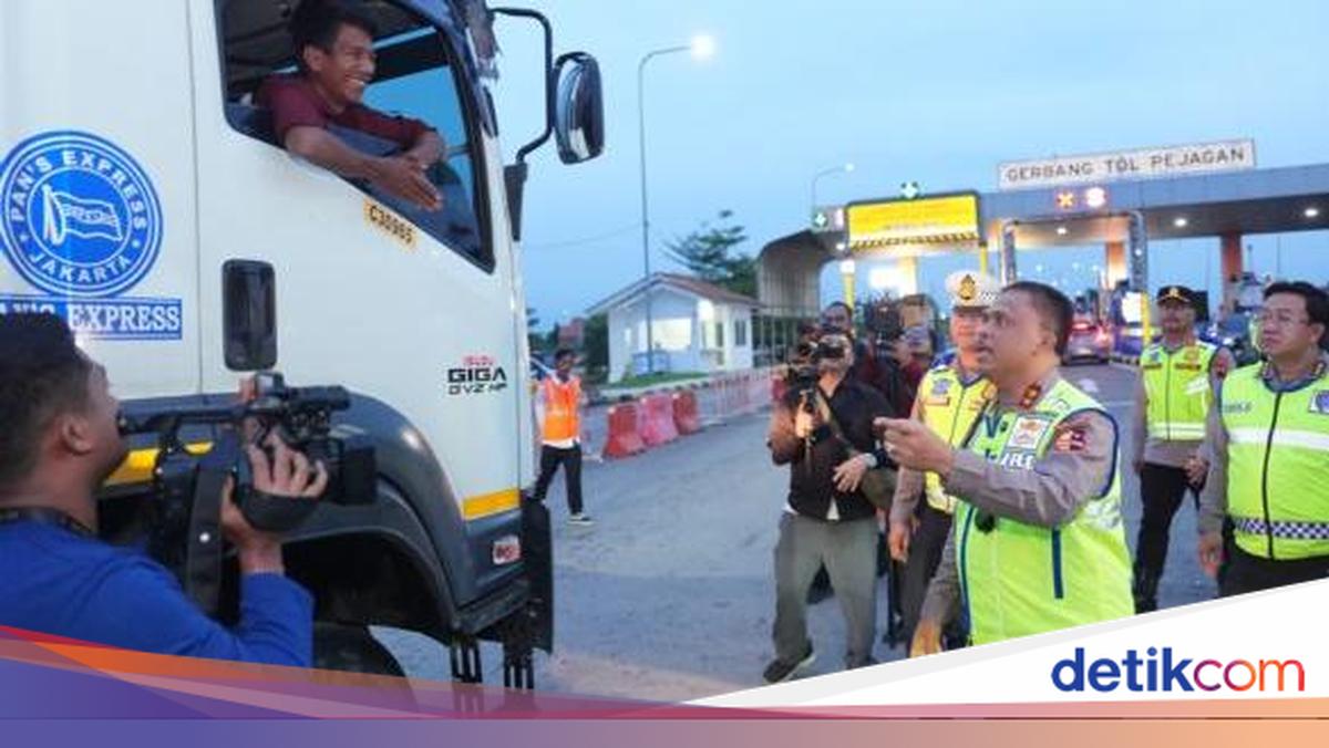 Moment When Traffic Corps Chief Patrols Trans-Java Toll Road to Ease Return Traffic Congestion