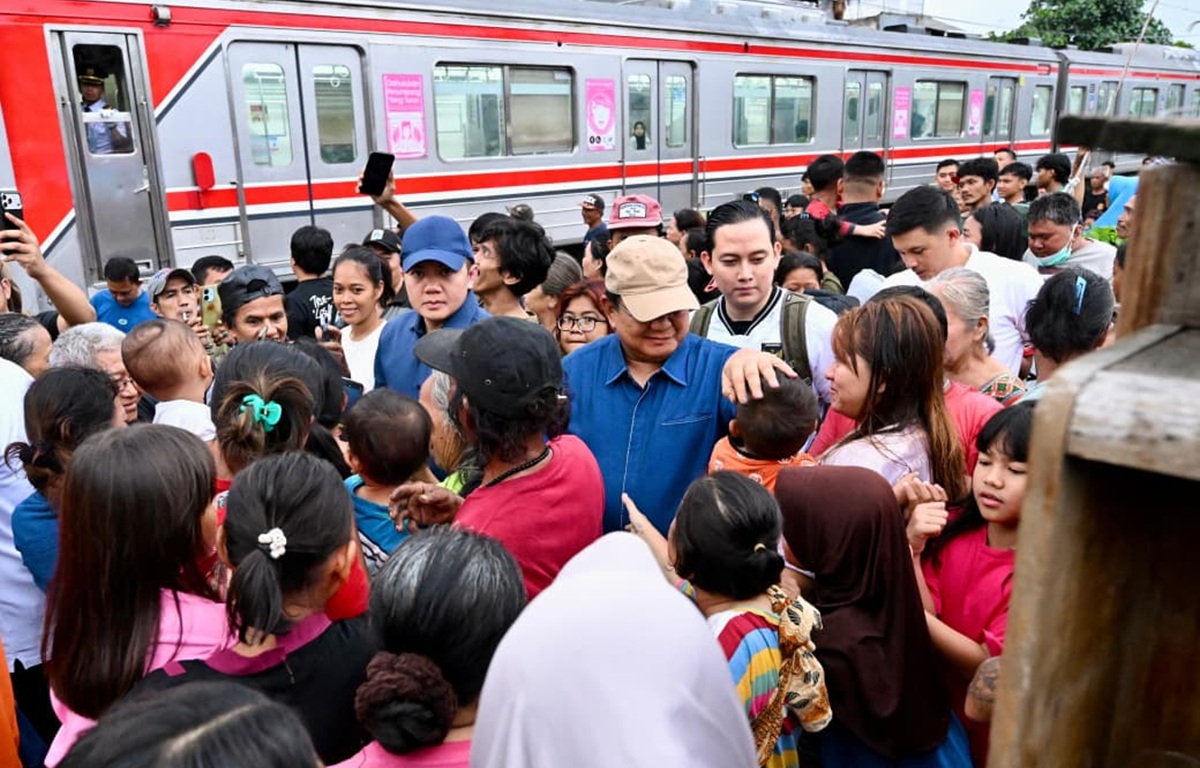Reviewing Residents Along Railway Tracks, Prabowo Promises Decent Housing