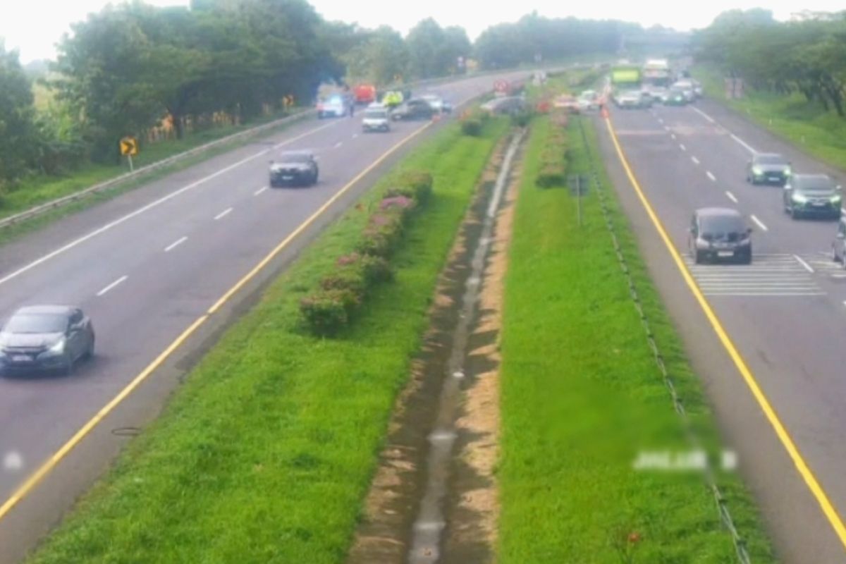 Officers begin implementing one-way system on Cipali Toll Road towards Jakarta