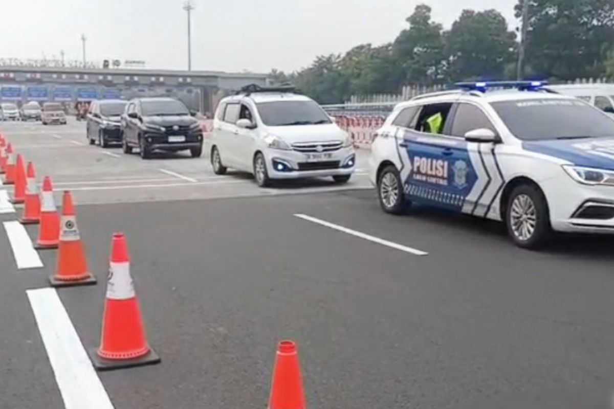 Jasamarga implements contraflow on Japek Toll Road towards Jakarta on Friday morning