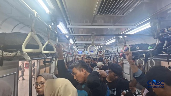 Green Line KRL Anchors Complain Daily of Crowding and Long Waits