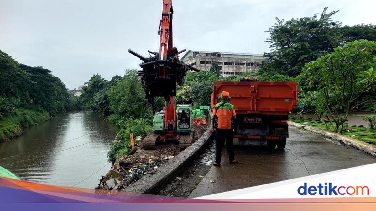 Jakarta Environmental Agency Closes Temporary River Waste Dumping Site at Tanah Kusir Cemetery Following Viral Incident