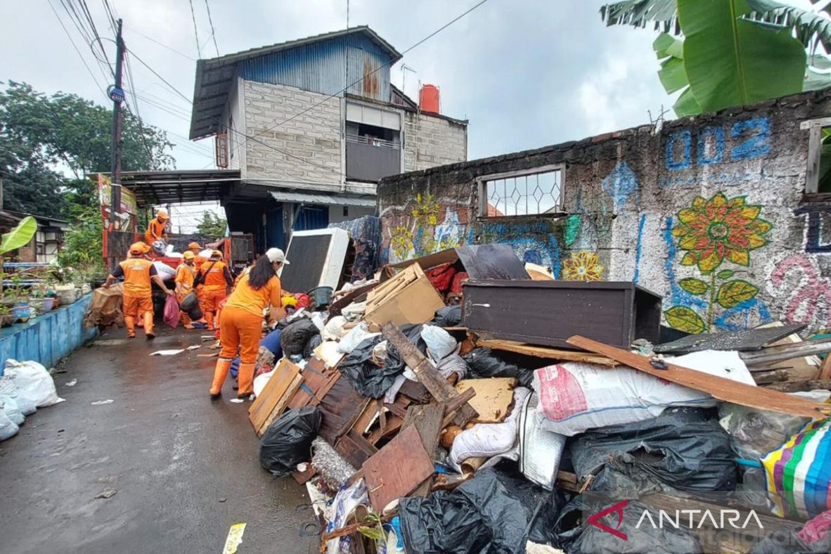 Jakarta East City Government Hauls Away 25 Tonnes of Flood Debris in Kramat Jati