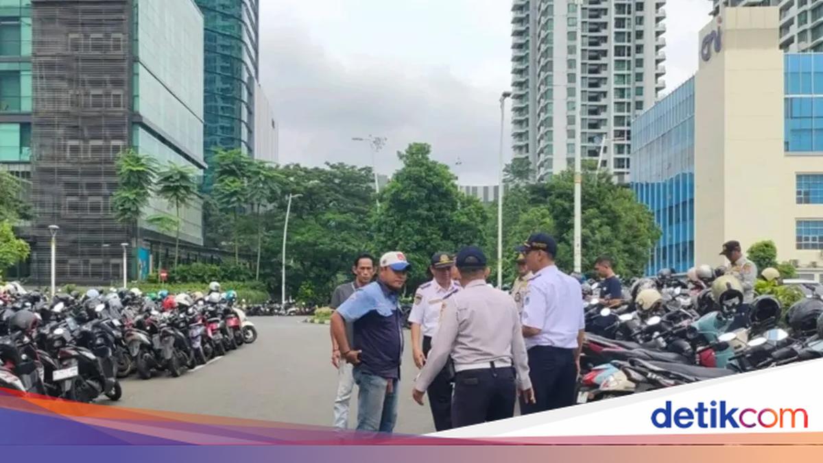 Viral Parking Attendant in West Jakarta Demands High Fees Under Pretext of Holiday Allowance, Transport Authority Issues Warning