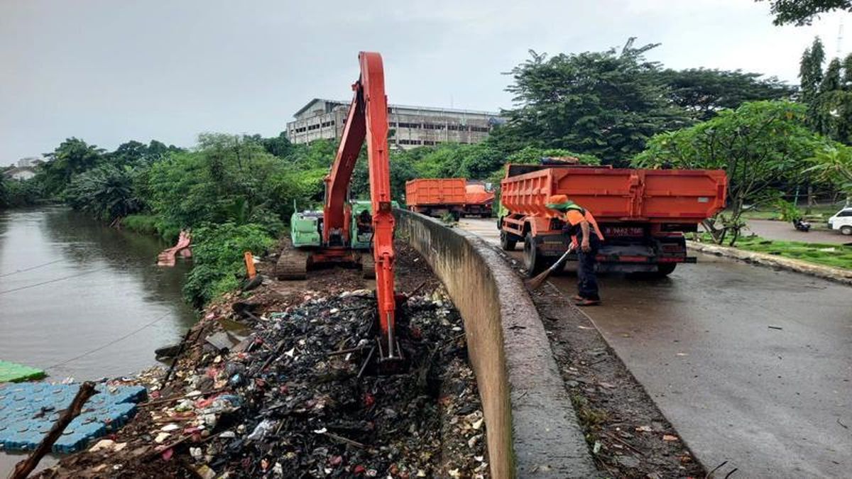 Viral Video of DLH Vehicle Dumping Waste into River at Tanah Kusir Cemetery, DKI Denies