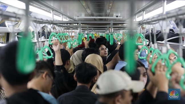 Green Line KRL Commuters Complain of Overcrowding and Long Waits, KCI Responds