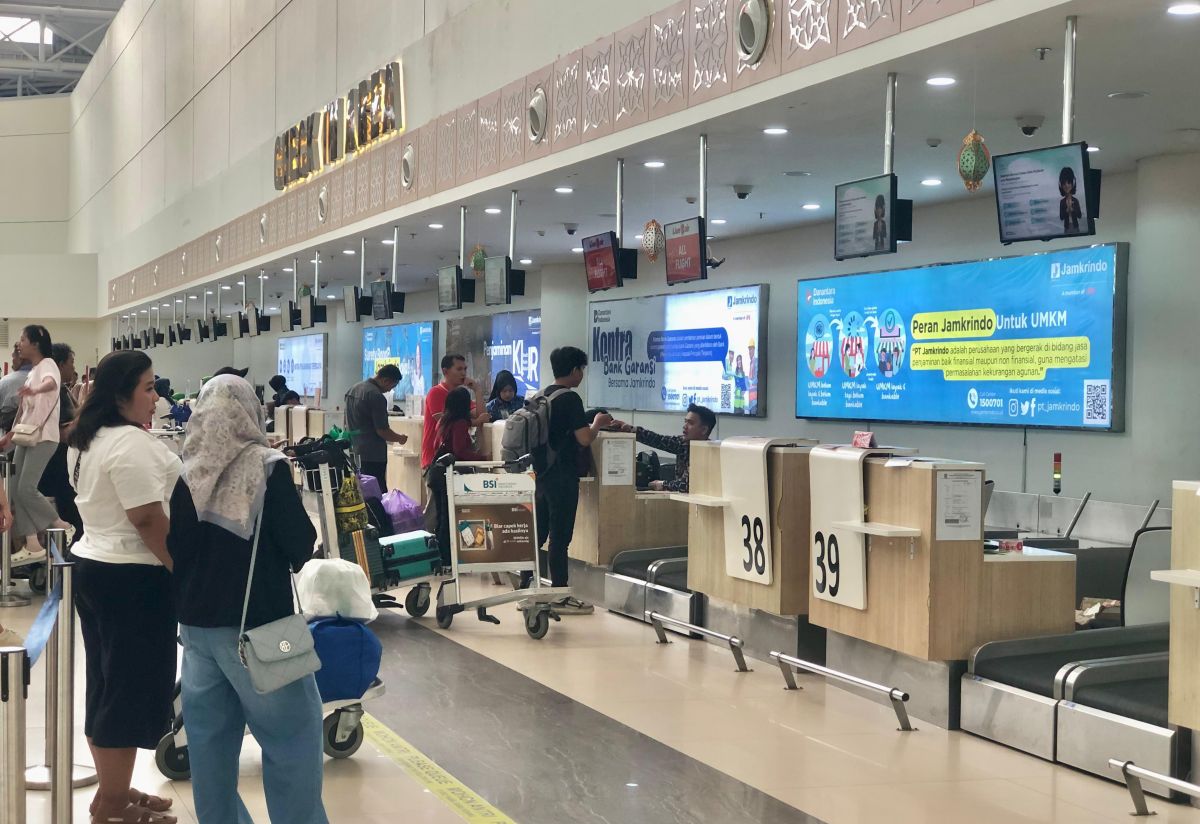 Post-Eid Return Traffic Crowds Syamsudin Noor Airport and Trisakti Port in Banjarmasin