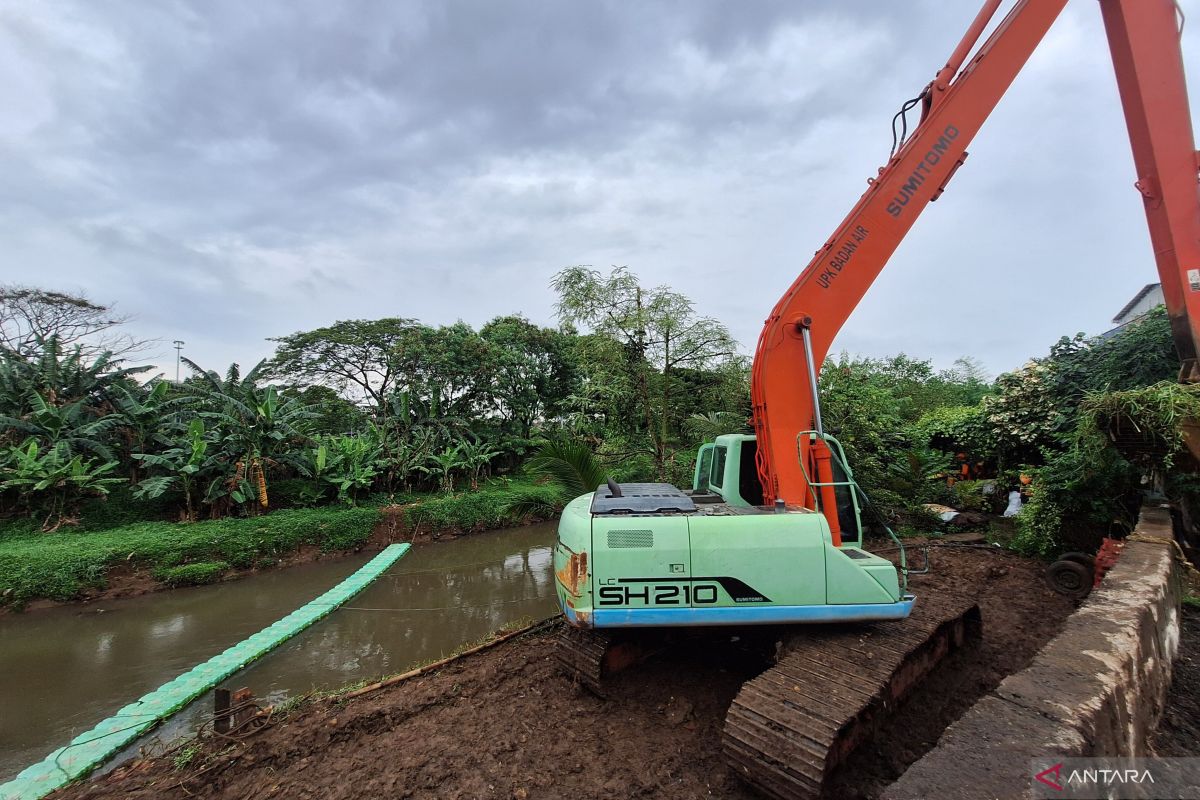 DKI Environment Agency installs fence at temporary waste site in Tanah Kusir Cemetery
