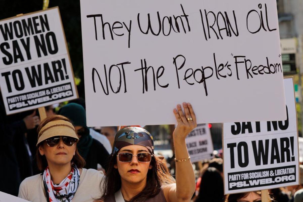 Trump Claims Iran Allows 10 Oil Tankers to Cross Strait of Hormuz