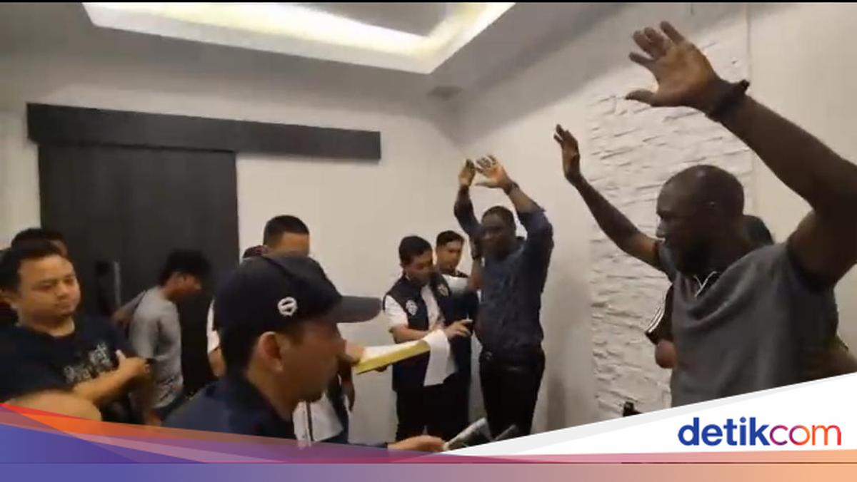 Moment Liberian Foreign Nationals Suspected of Black Dollar Scam Arrested While Dining in West Jakarta Restaurant