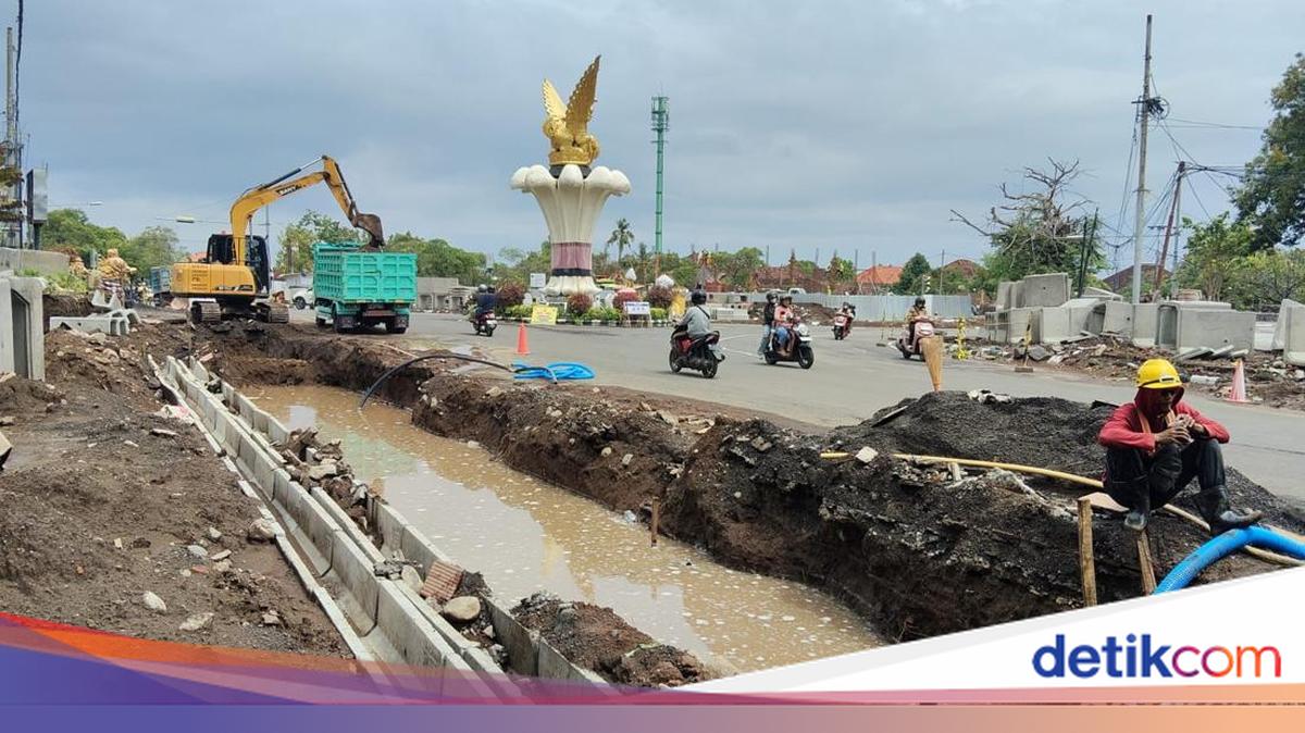 PDAM Buleleng Main Pipe Bursts, Disrupting Residents' Water Distribution