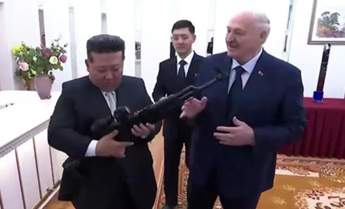 Lukashenko Gifts Automatic Rifle to Kim Jong Un
