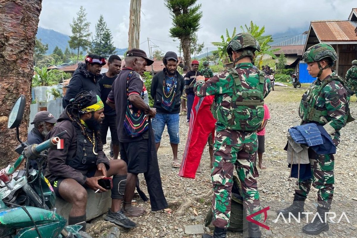 Yonif 136/TS strengthens social approach with residents in remote Puncak Jaya