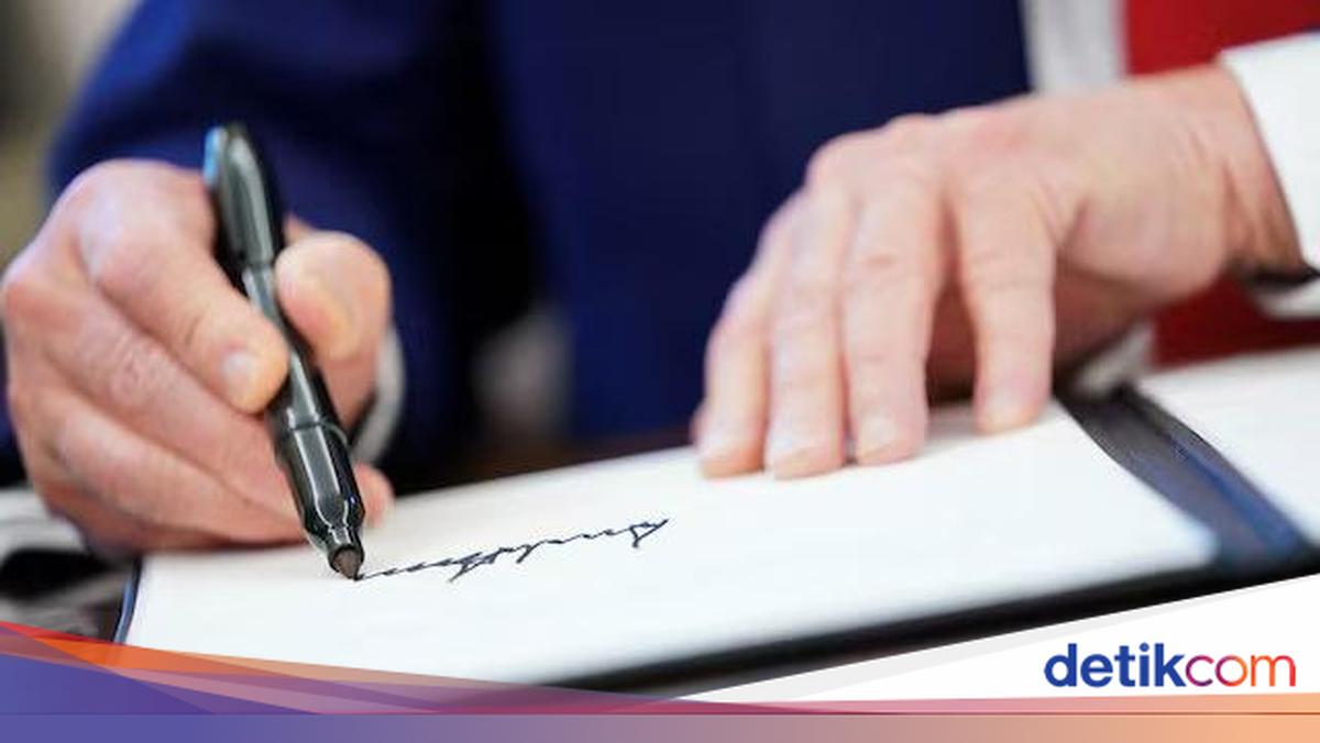 First in US History: Trump's Signature Appears on Dollar Bills