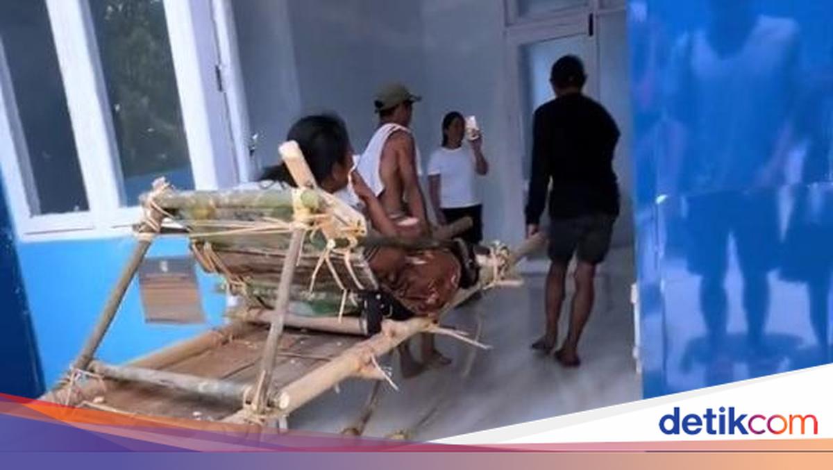 Damaged Roads Force Residents in West Sulawesi to Carry Ill Woman on Stretcher for 8 Hours on Foot During Eid