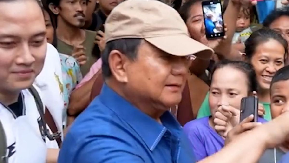 Moment When Prabowo Visits Residents Along the Railway Tracks in Senen