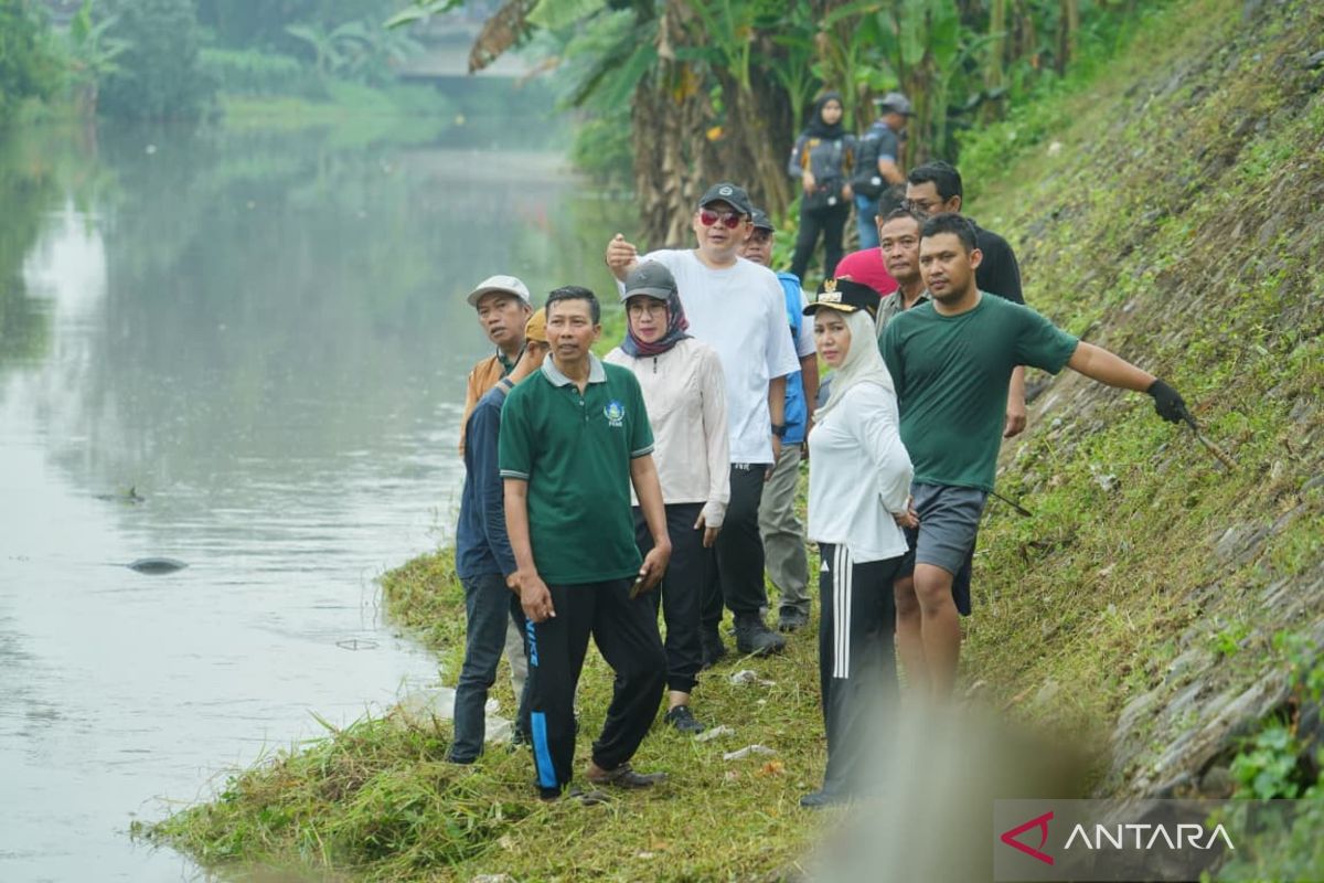 Mojokerto City Government Conducts Riverbank Mitigation Efforts