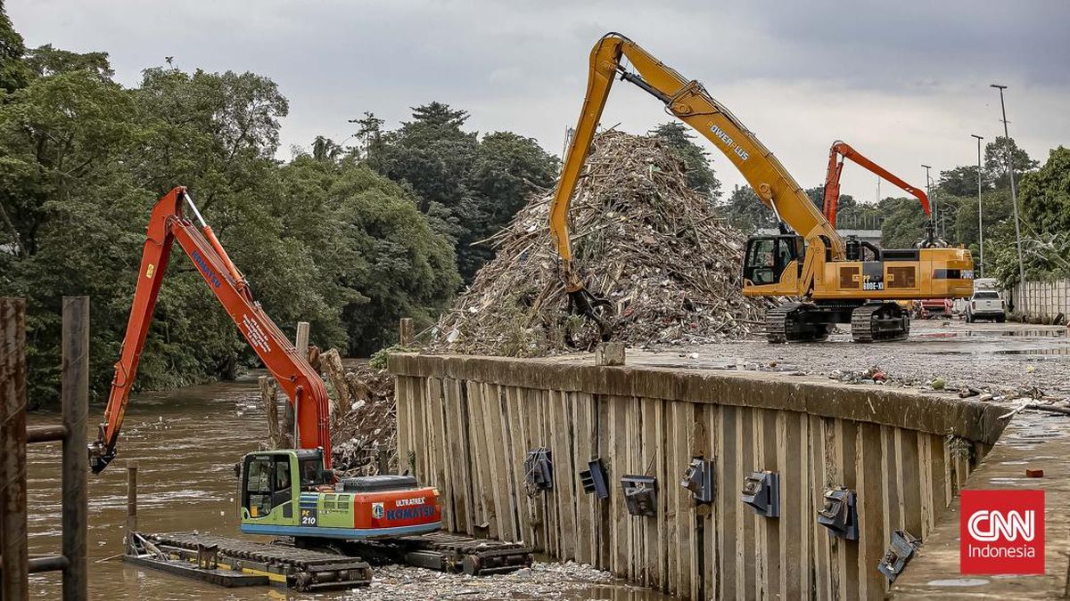 25 Tonnes of Flood Debris in Kramat Jati Successfully Removed