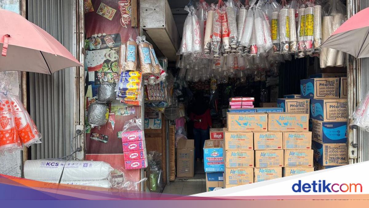 Bekasi Traders Baffled by Plastic Price Surge Due to War