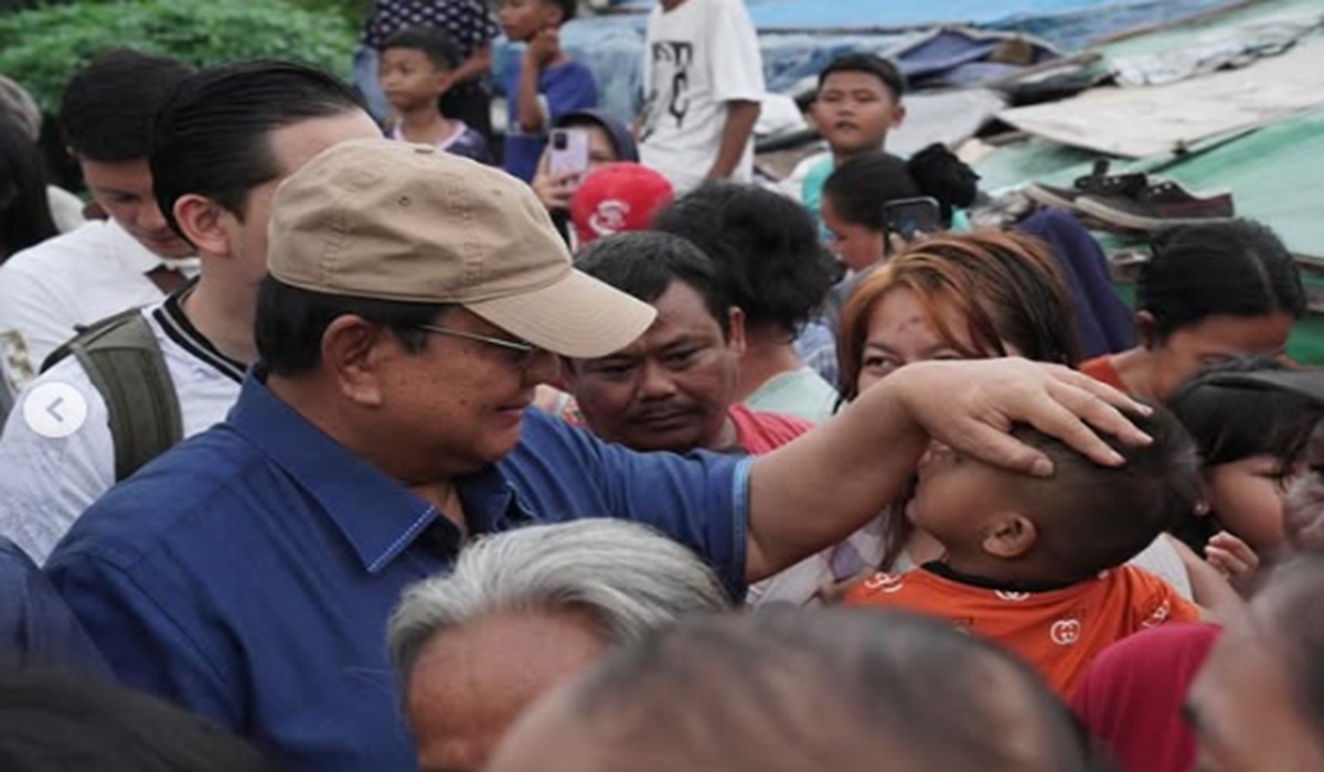 Prabowo Inspects Residents' Settlements Along Senen Railway Tracks